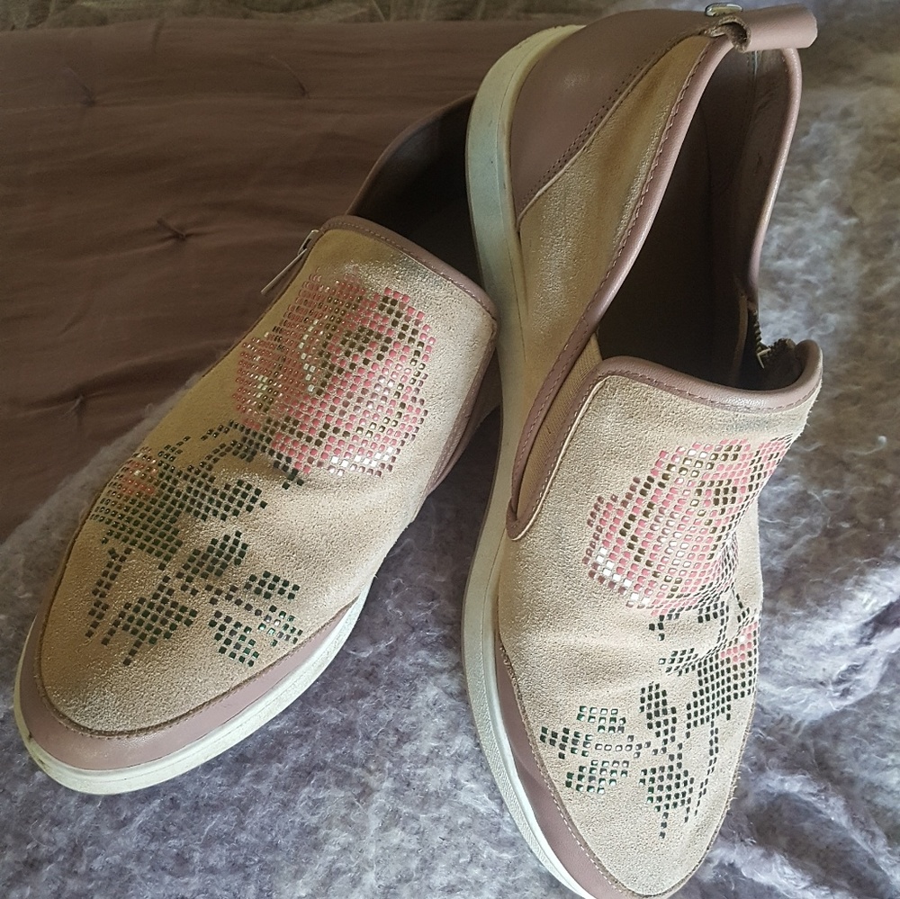 Donald J Pliner slip on tennis shoes